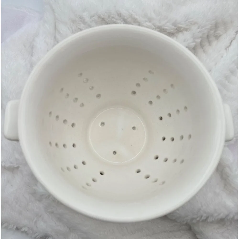 DesignPac Strawberry Embossed White Ceramic Colander - Picture 3 of 6